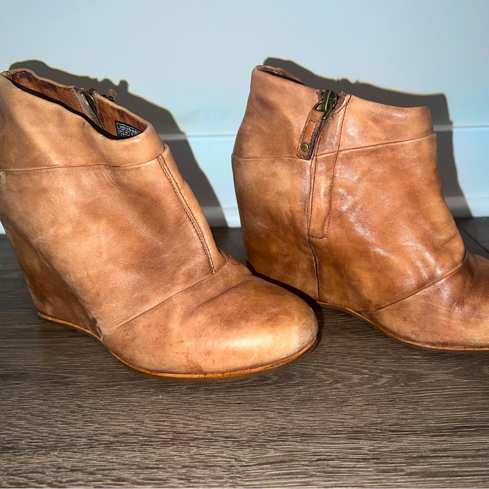 DISTRESSED LEATHER UGG BOOTIE